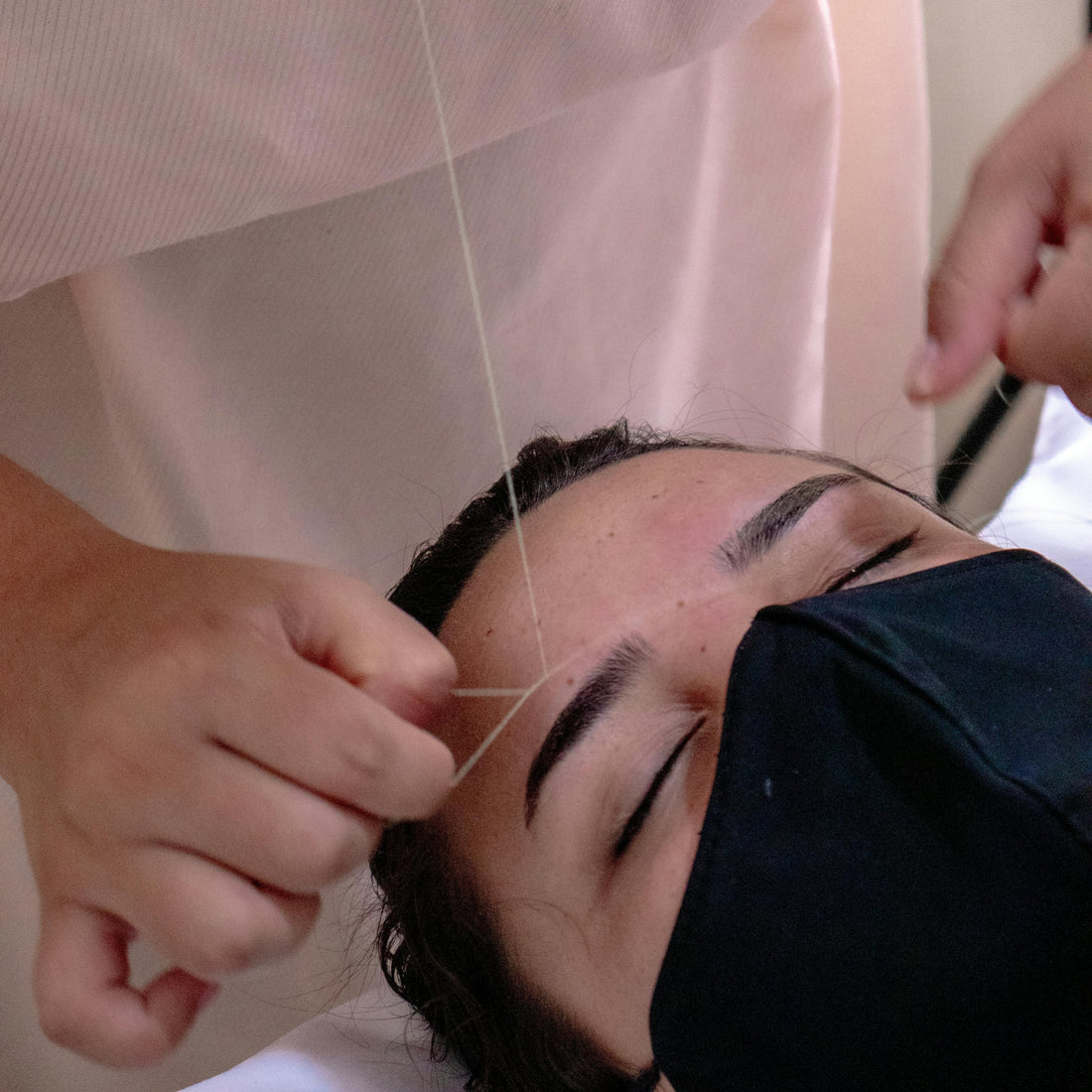 Épilation au Fil : La méthode douce et précise pour un visage parfaitement dessiné
